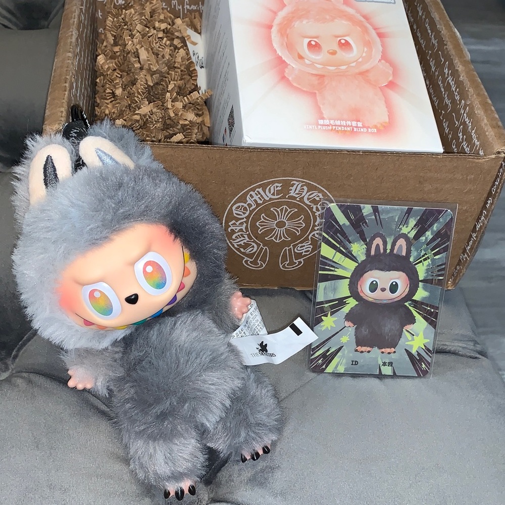 VERIFIED AUTHENTIC 1/72 SECRET ID LABUBU Big into Energy Gray Plush charm